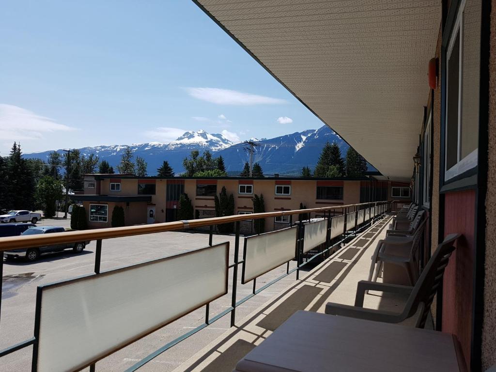 雷夫尔斯托克高山套房酒店的山景阳台,配有椅子。