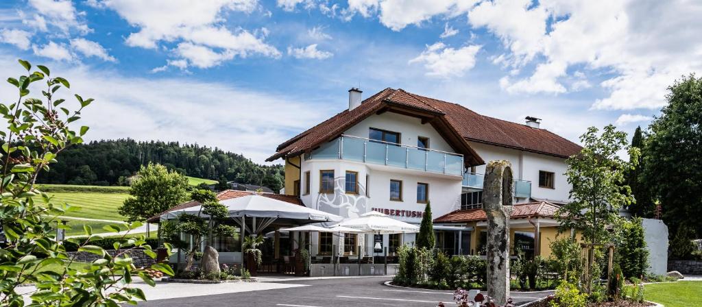 Peilstein im MühlviertelGasthof - Restaurant Hubertushof的白色的大建筑,带有棕色的屋顶