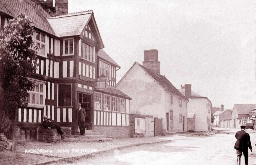 普利斯提恩The Radnorshire Arms Hotel的一张黑白相间的旧街景,有建筑物
