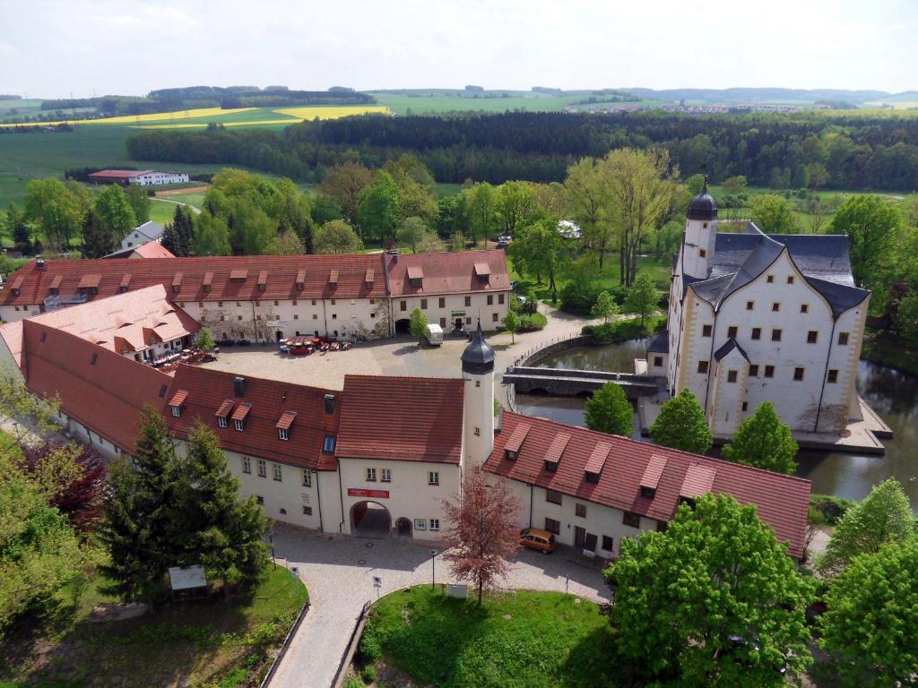 开姆尼茨卡拉菲巴赫城堡酒店的享有城堡小镇的空中景致