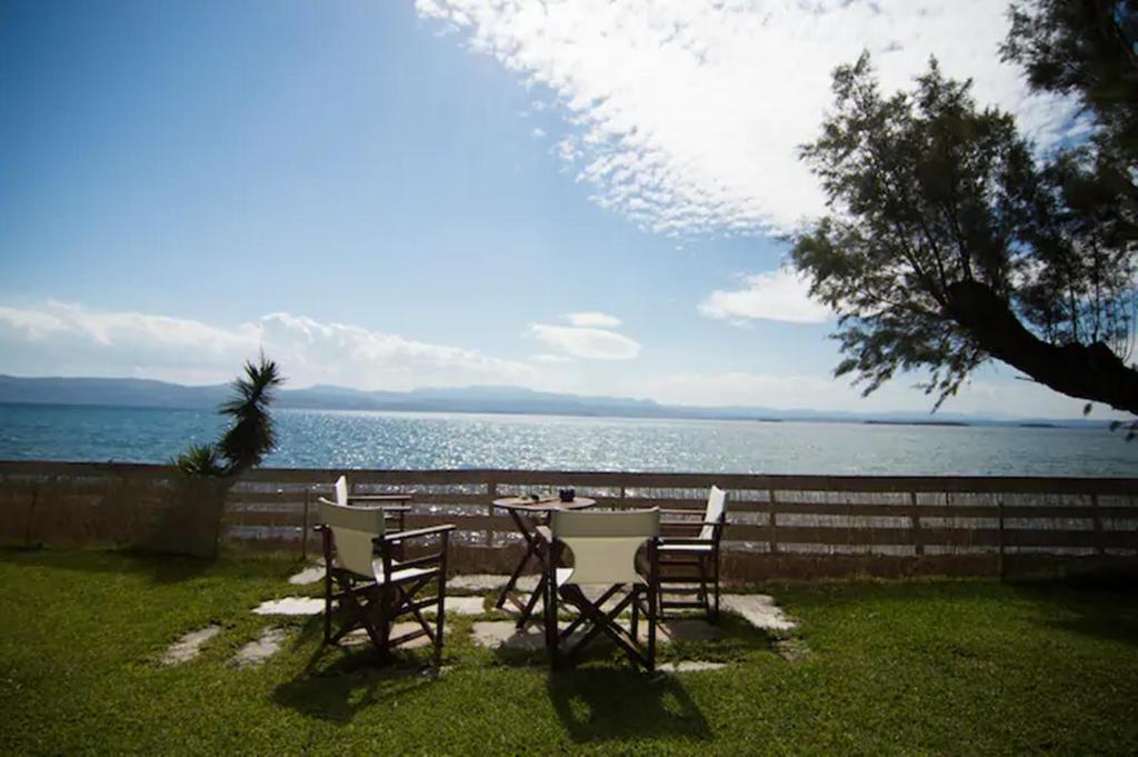 埃雷特里亚Seafront Villa Aggeliki的水边的桌椅
