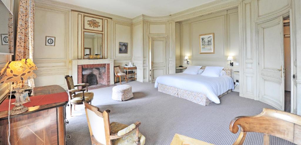 波城Hôtel Villa Navarre的一间卧室配有一张床和一个壁炉