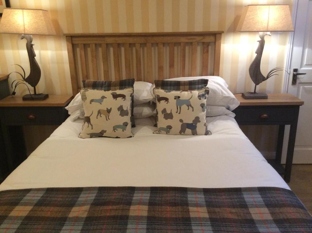 杜伦Victoria inn的一间卧室配有一张带两盏灯的床。