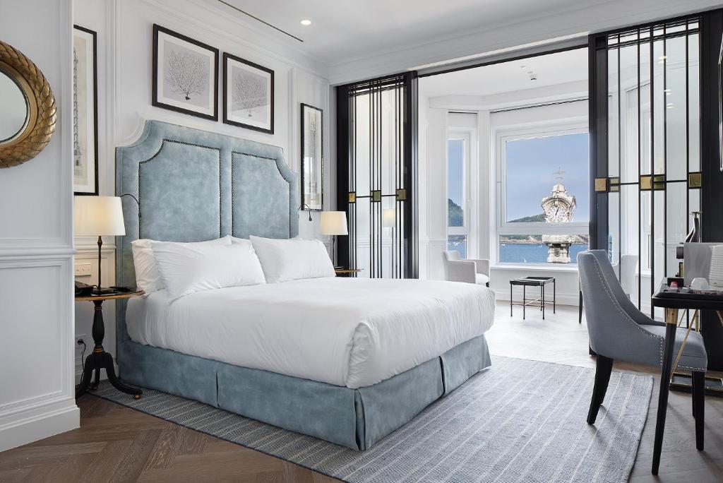 圣塞瓦斯蒂安Hotel Boutique Villa Favorita的一间卧室配有一张大床和蓝色床头板