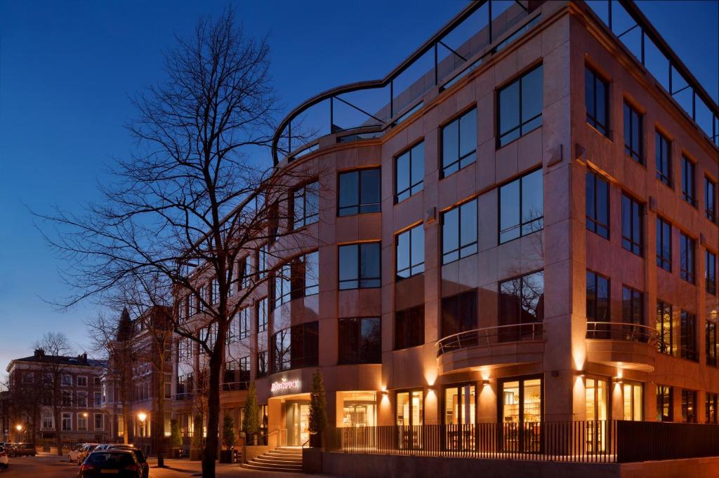 海牙Mövenpick Hotel The Hague的城市街道上的一个大型砖砌建筑