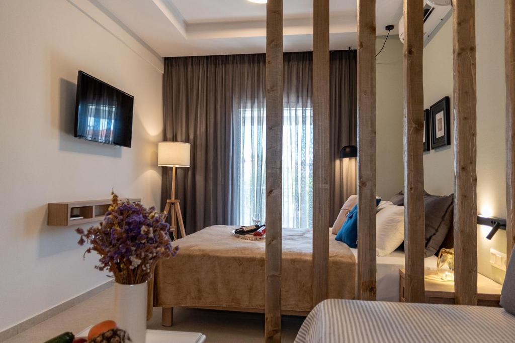 阿菲托斯Mageiras Boutique Hotel的一间卧室设有一张床和一个大窗户