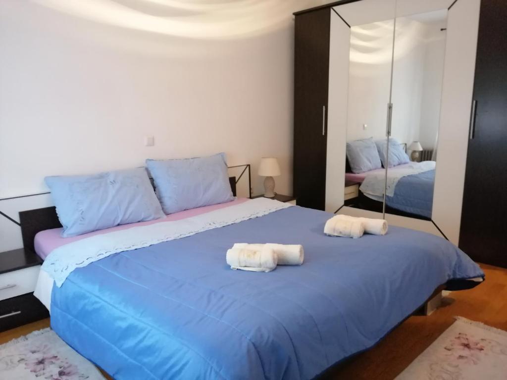 斯普利特维索卡公寓的一间卧室,在蓝色的床上配有2条毛巾
