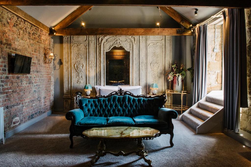 奥特本Le Petit Chateau & William de Percy的楼梯间蓝色的沙发