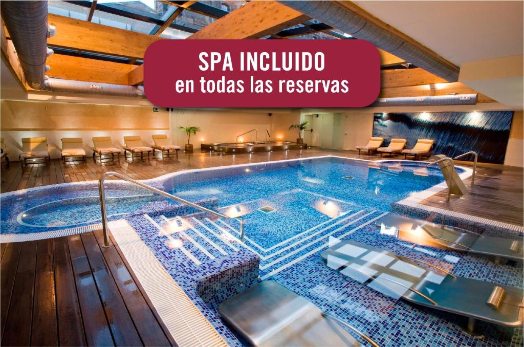 巴塞罗那奥林匹克套房酒店及Spa别墅的一座建筑物内的热水浴缸,上面标有读Spa Hyalo en