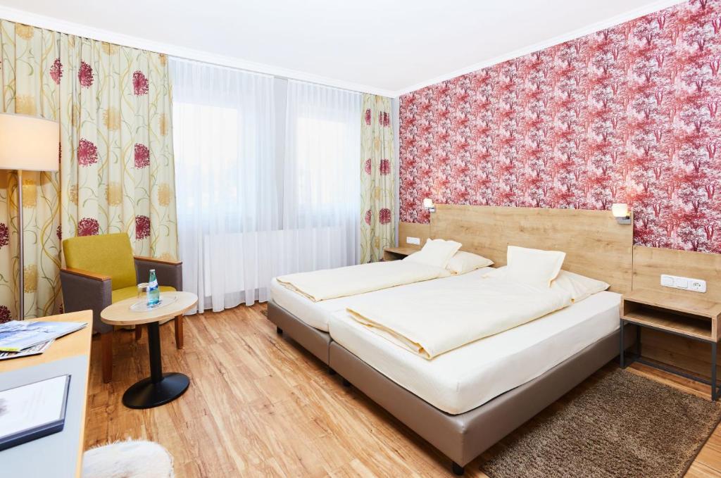 Lautertal库拉普克罗兹霍夫乡村酒店的一间卧室配有一张床和一张书桌