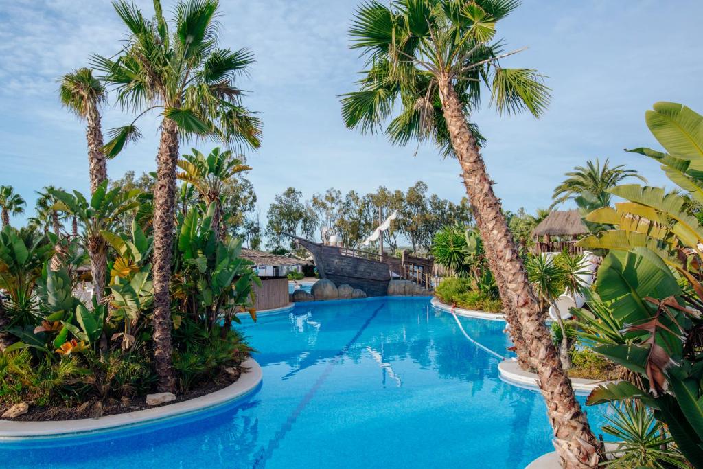 瓜尔达马尔·德尔·塞古拉Alannia Guardamar的棕榈树度假村的游泳池