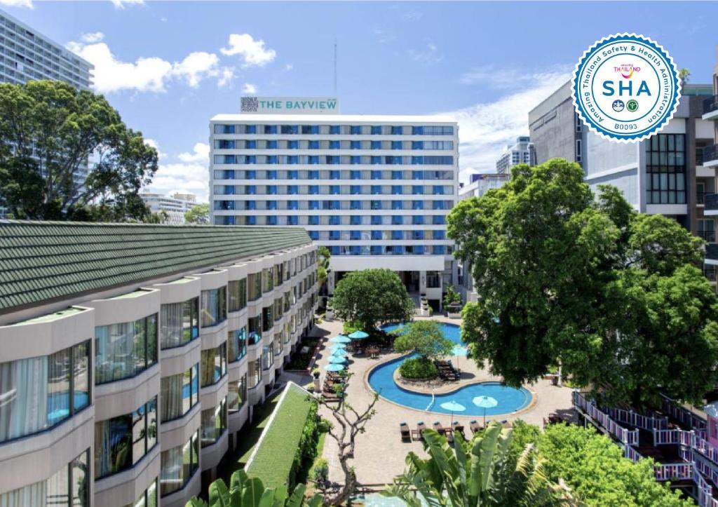 芭堤雅市中心The Bayview Hotel Pattaya的 ⁇ 染了世贸公司总部的外表