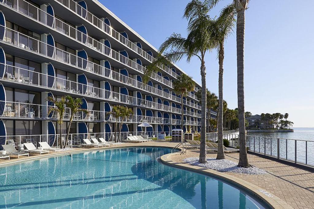 坦帕戈弗雷酒店及卡巴纳斯坦帕的一座大型酒店,设有游泳池和棕榈树