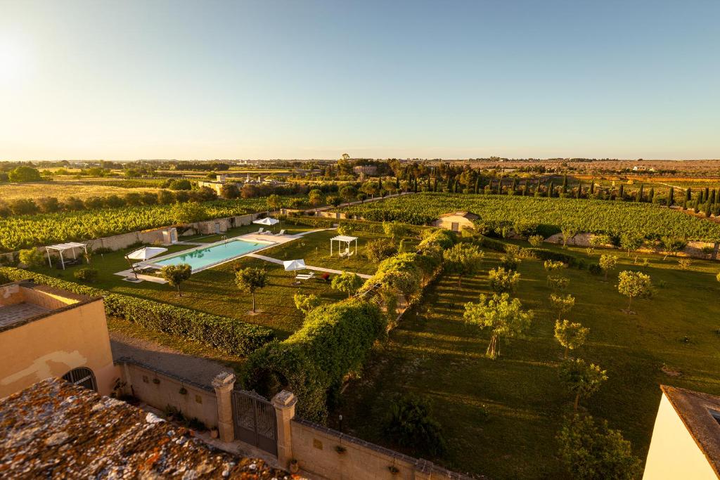 诺沃利Tenuta Giardini Nuovi的享有带花园和游泳池的别墅的空中景致