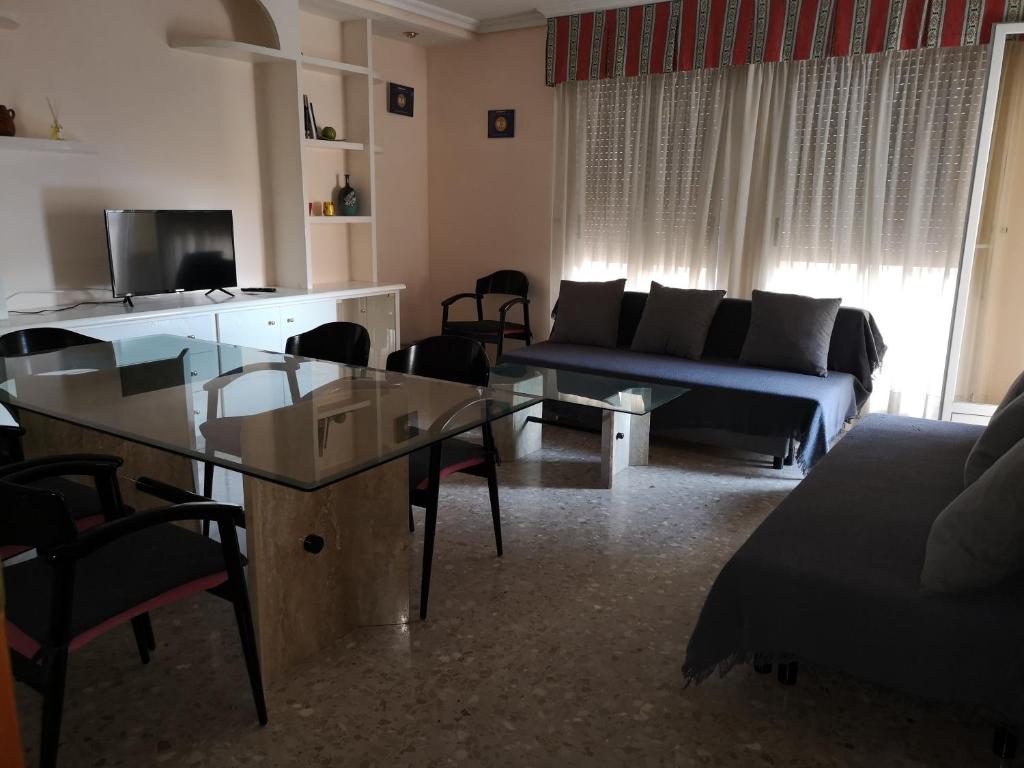卡斯特利翁-德拉普拉纳Apartamento la luna的客厅配有沙发和桌子