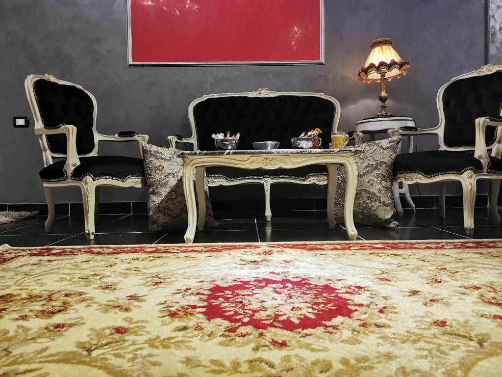 沙姆沙伊赫Chic Apartment 1的客厅配有桌椅和地毯