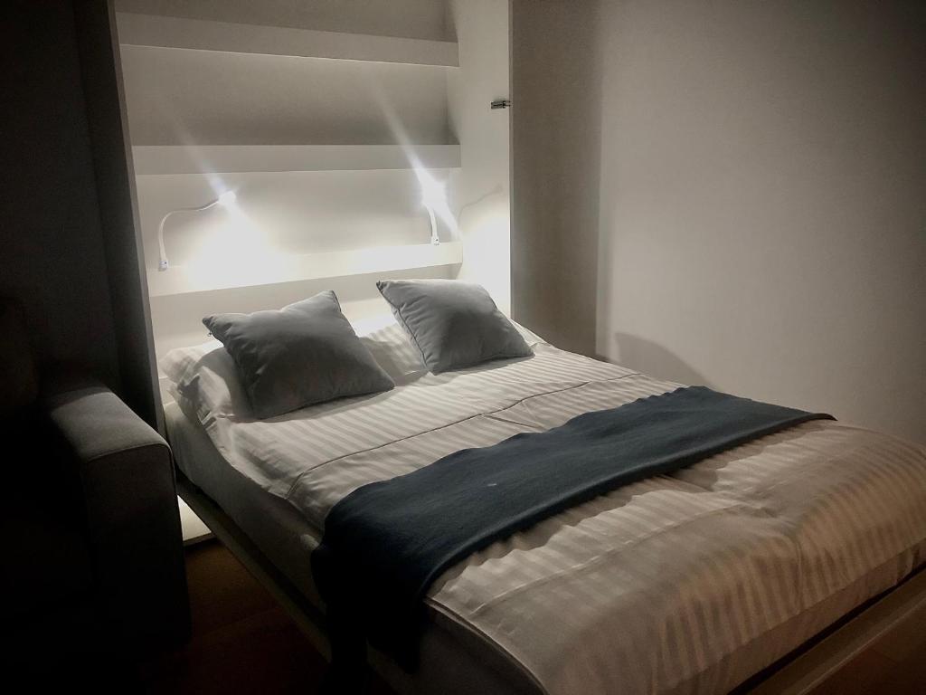 达洛科Apartamenty w Marina Royale的一张位于房间的床,上面有两个枕头