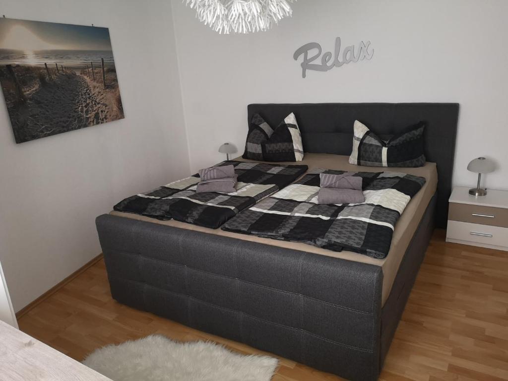 维尔茨堡Ferienwohnung Würzburg/Heidingsfeld的卧室内的一张大床,配有黑白毯子