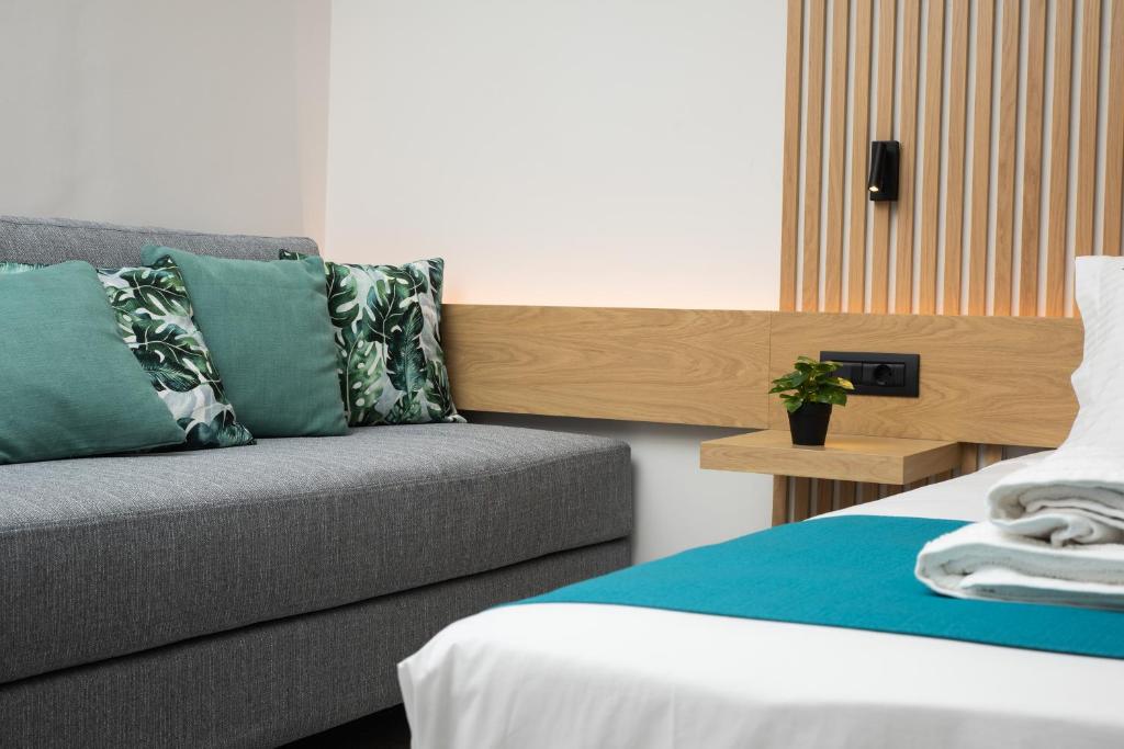 干尼亚Lignum Suites Chania的带沙发和床的客厅