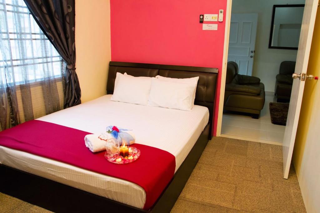 峇株巴辖Homestay Hj Esmon Parit Raja UTHM的一间卧室配有一张红色墙壁的床