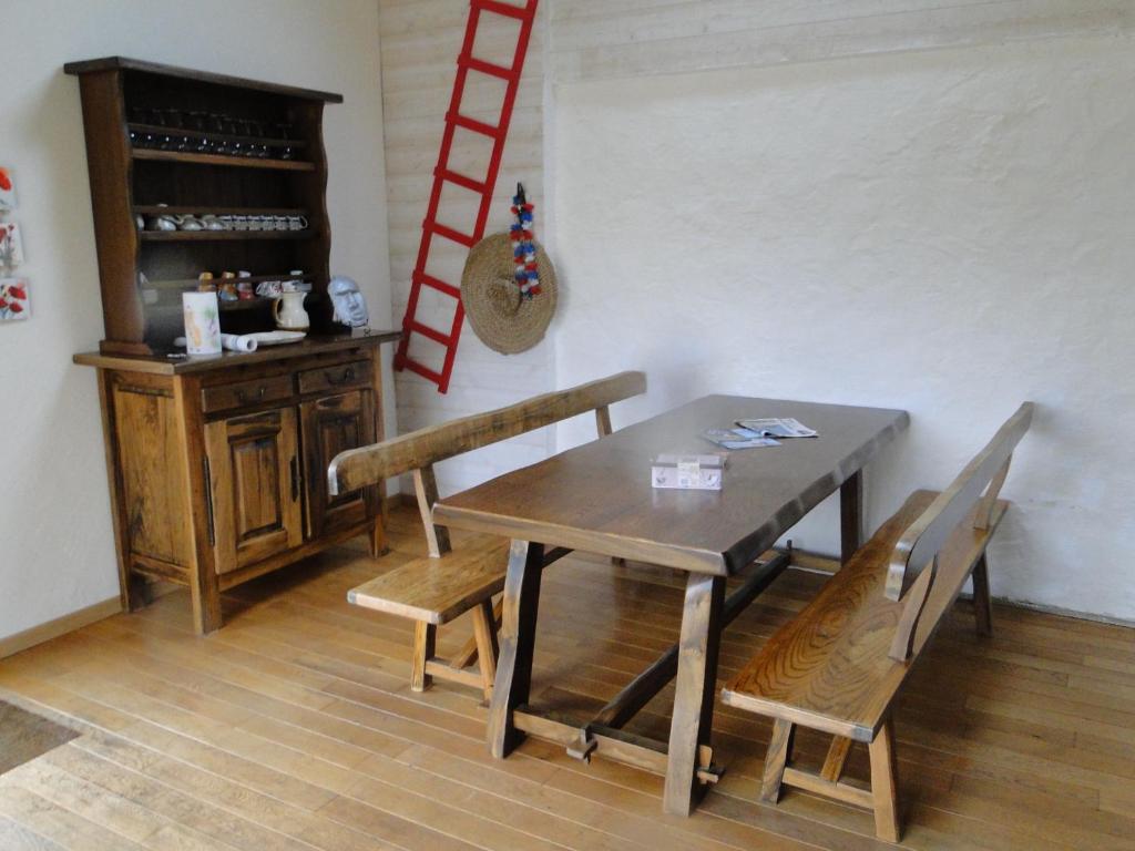 朗代达Ty Clara的一间带木桌和椅子的用餐室