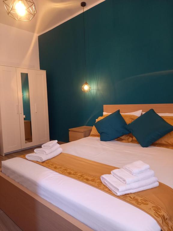 特拉帕尼AL CIVICO 1 APARTMENTS的一间卧室配有一张大床和毛巾