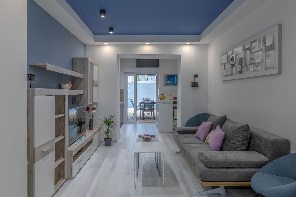 普拉Arena Blue Dream - modern apartment with terrace的客厅配有沙发和桌子