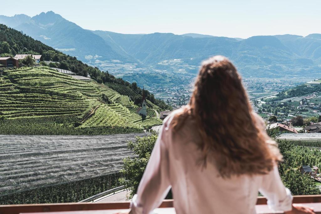 拉古多阿姆索奈可酒店的坐在山 ⁇ 上望着山的女人