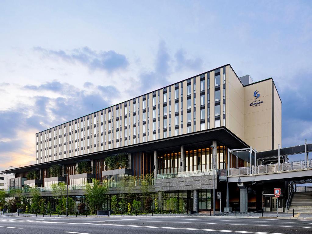 京都Hotel Emion Kyoto的街道前方的大建筑