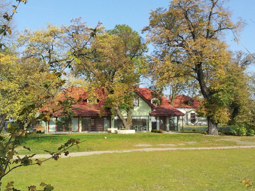 斯维德尼克Twój Azyl的前面有树木的大房子