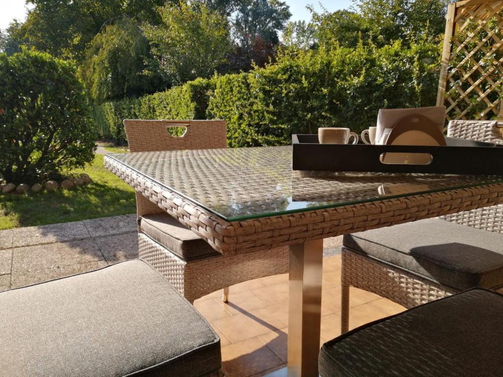 安杰拉La maison de Lidia的庭院里设有桌椅。