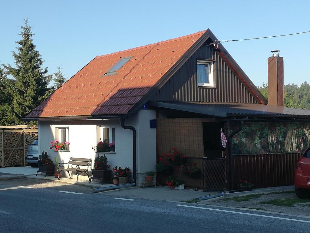 科尔尼鲁格Kuća za odmor "Jasna" (Holiday home "Jasna")的一座带橙色屋顶的小房子