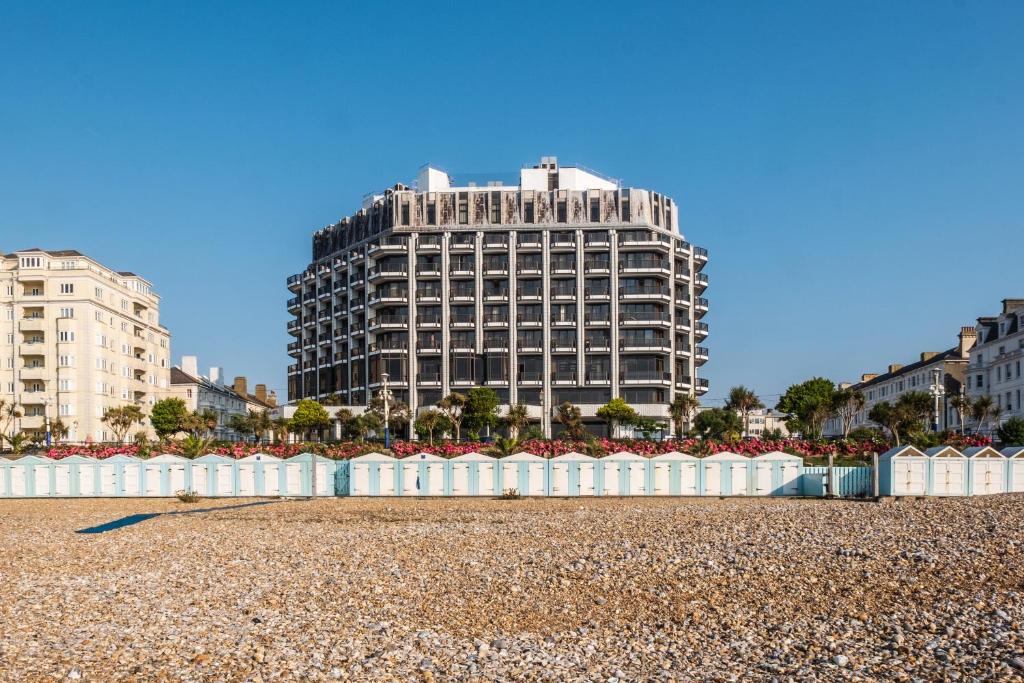 伊斯特布恩伊斯特本中心酒店的海滩前一座大型建筑,有一座建筑