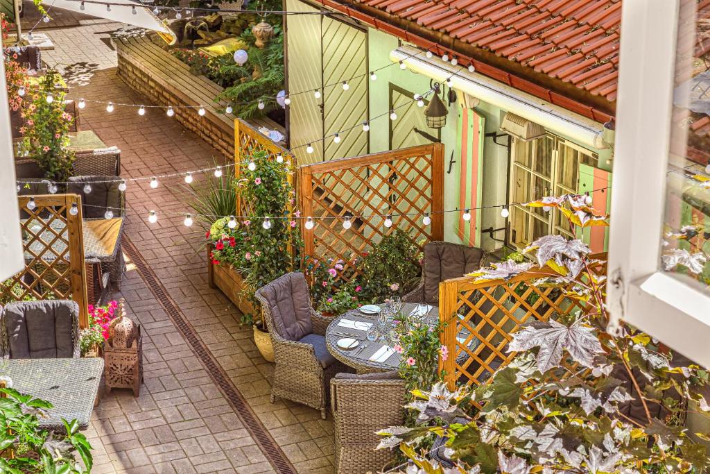 塔林斯古拉萨尔酒店 - 立鼎世酒店集团的庭院配有桌椅和植物