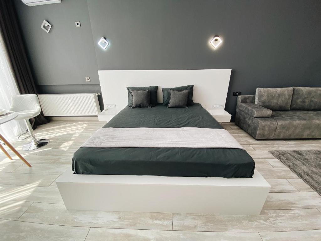 敖德萨Arcadia Luxe SeaView Apartment的一间卧室配有一张大床和一张沙发