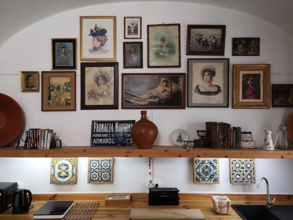 埃武拉Casa do Sertório - Casa inteira的墙上有画架的房间