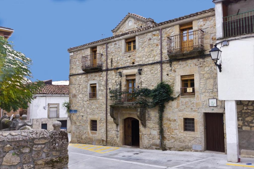 埃尔托尔诺El Padre La Calle的一座古老的石头建筑,在街上设有阳台