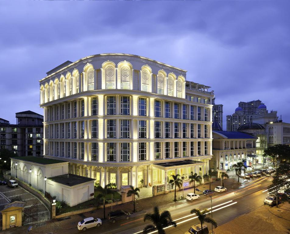 孟买梅鲁哈费恩酒店的城市街道上的一个大型建筑