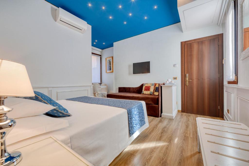 威尼斯阿琵亚韦酒店的一间卧室配有一张床和一张沙发