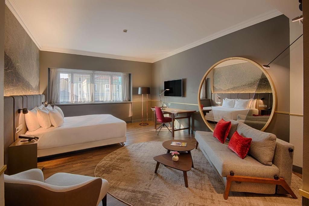 米兰新门NH酒店的酒店客房,配有床和镜子