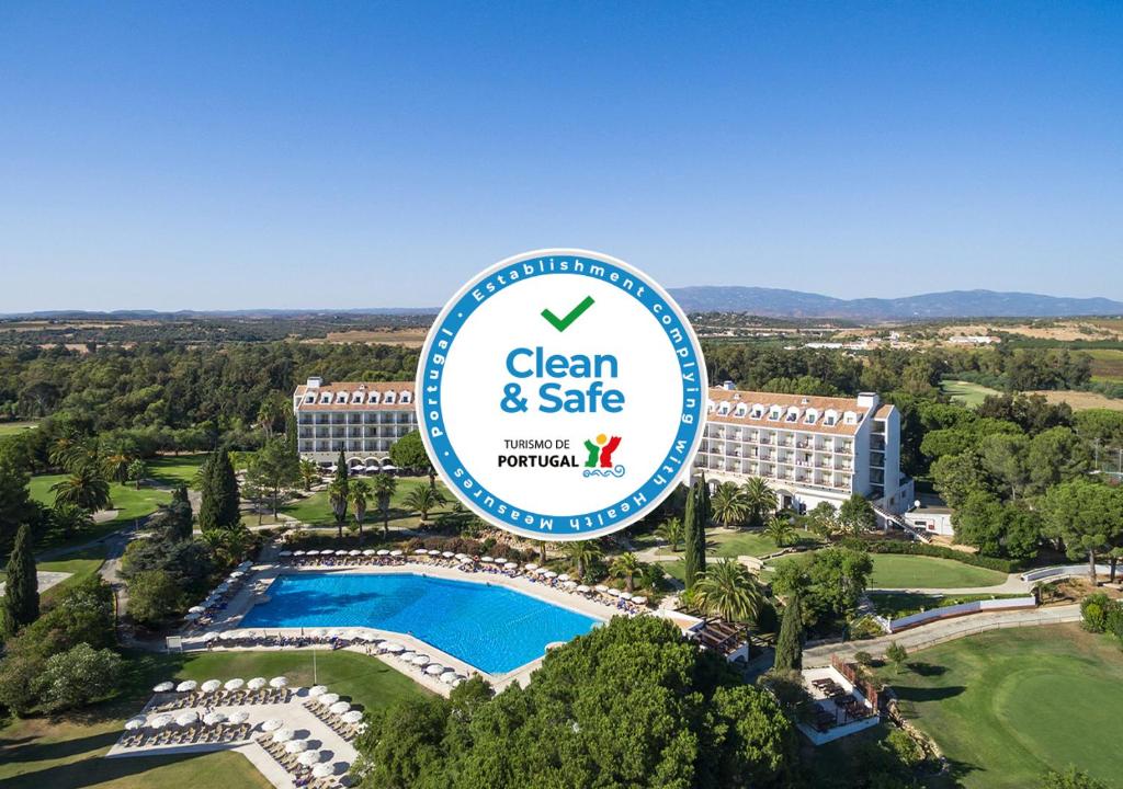 波尔蒂芒佩尼娜高尔夫度假酒店的度假村的清洁安全标志的空中景观