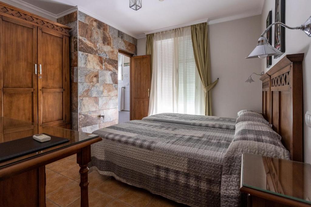 圣玛丽亚港客斯露旅馆 的一间卧室配有一张床和一张书桌
