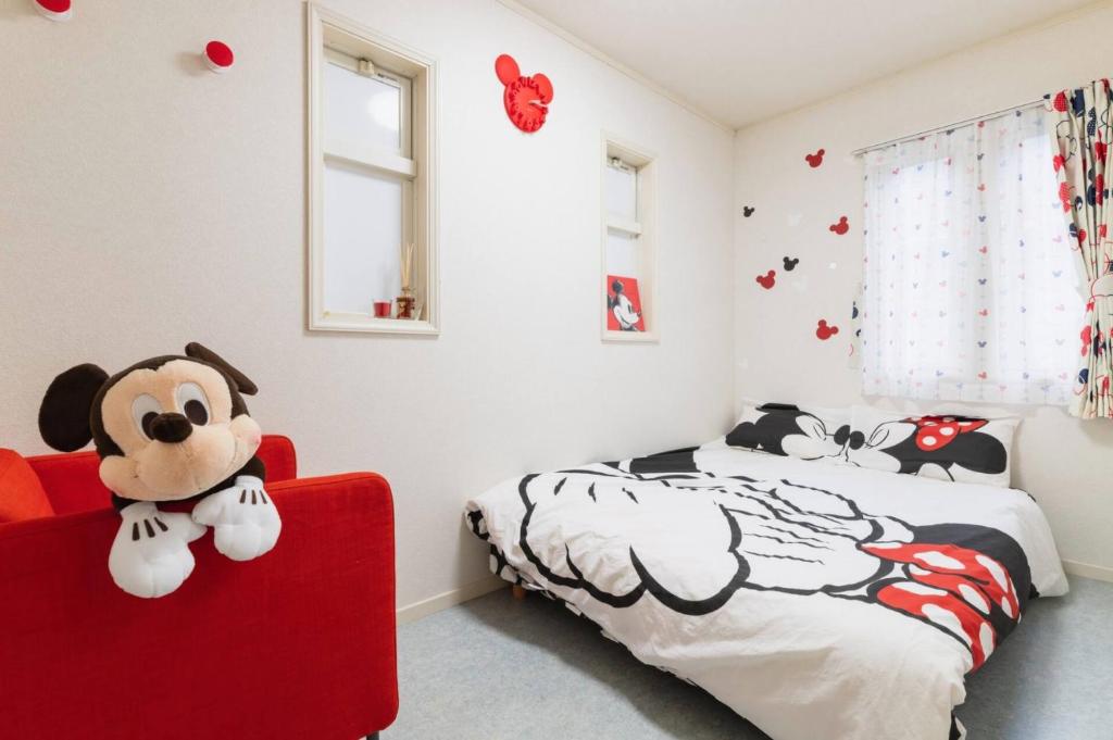 福冈City Garden - Vacation STAY 87278的卧室配有红色椅子和微型老鼠卧室
