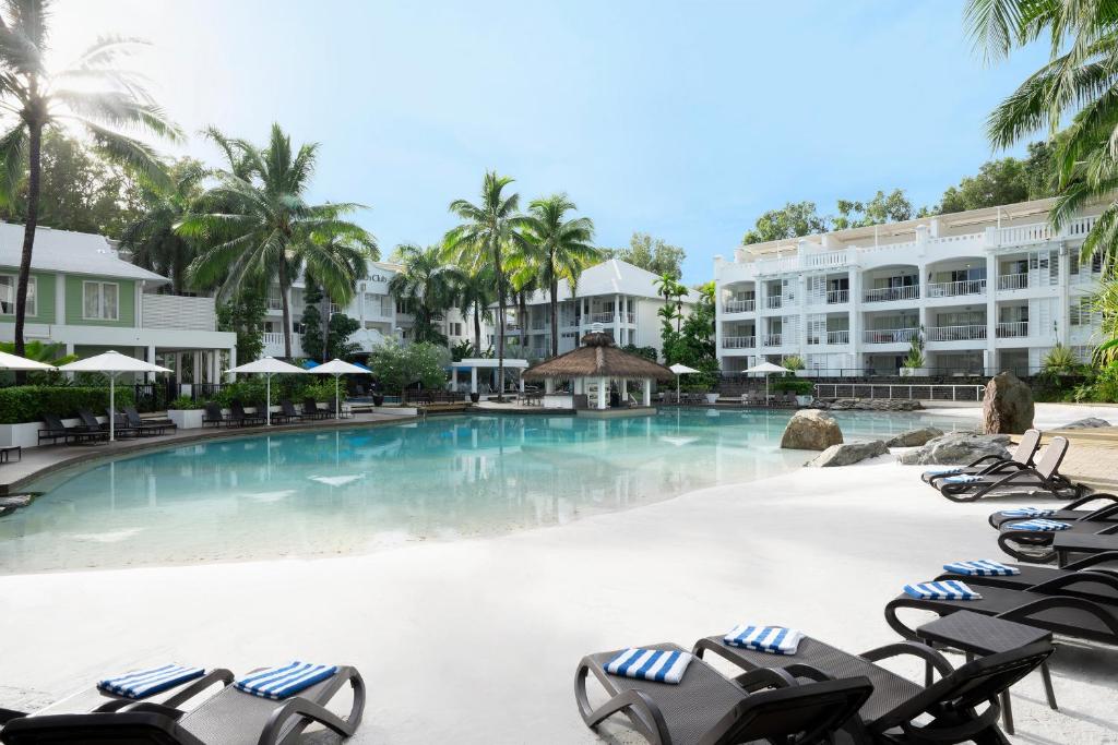 棕榈湾胡椒海滨俱乐部及水疗中心的酒店前方的大型游泳池配有躺椅