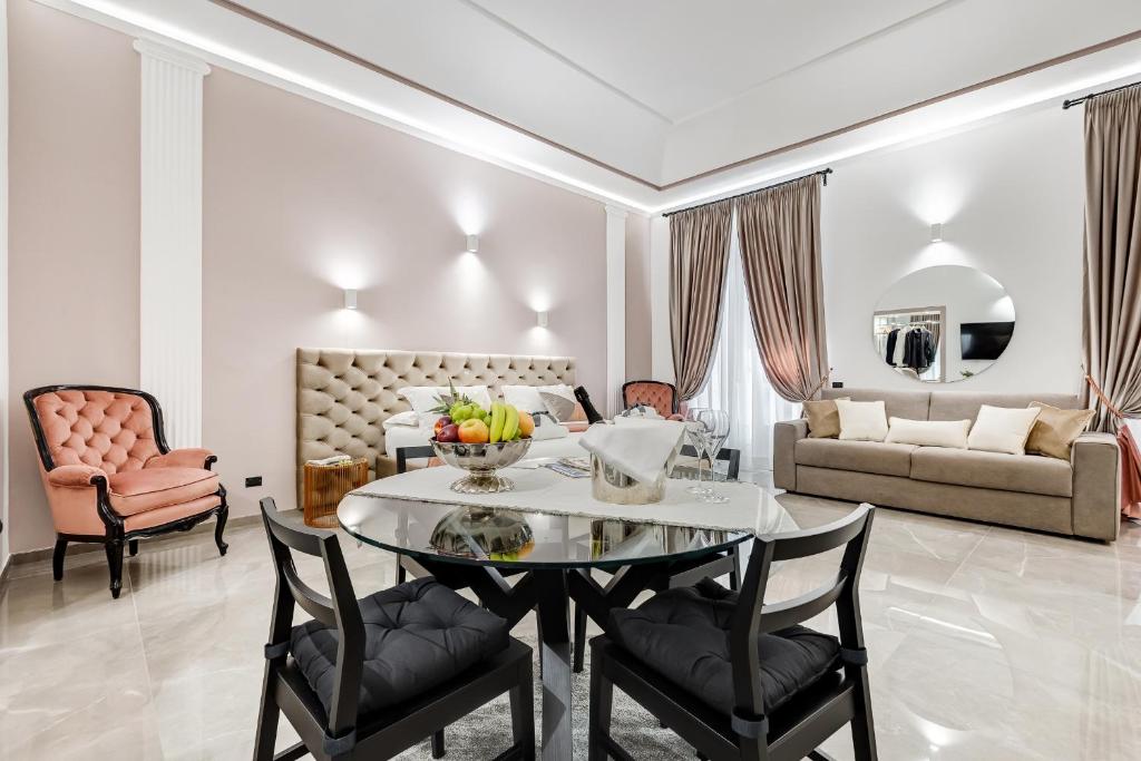 罗马UnoSeiTre - Luxury Apartment & Suite的客厅配有桌椅