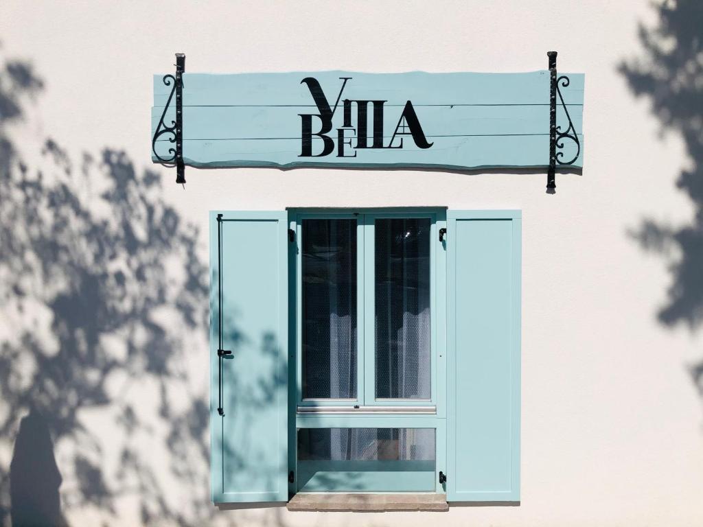包道乔尼托毛伊Villa Bella的窗户上标有读别墅的标志