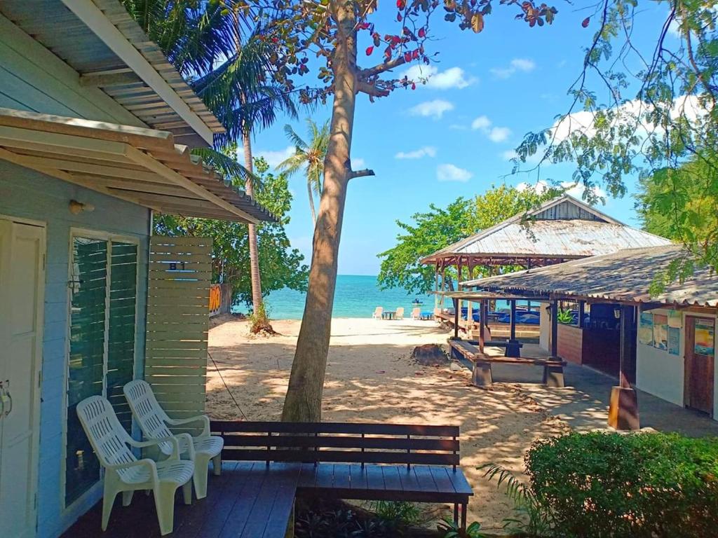 象岛Patoo的一个带长凳和海滩的房屋门廊