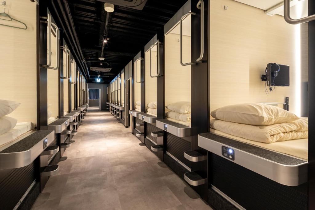 广岛广岛魔方胶囊旅馆的火车上的一排双层床