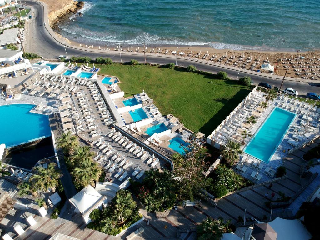 古瓦伊The Island Hotel - Adults Only -的享有度假村和海滩的空中景致