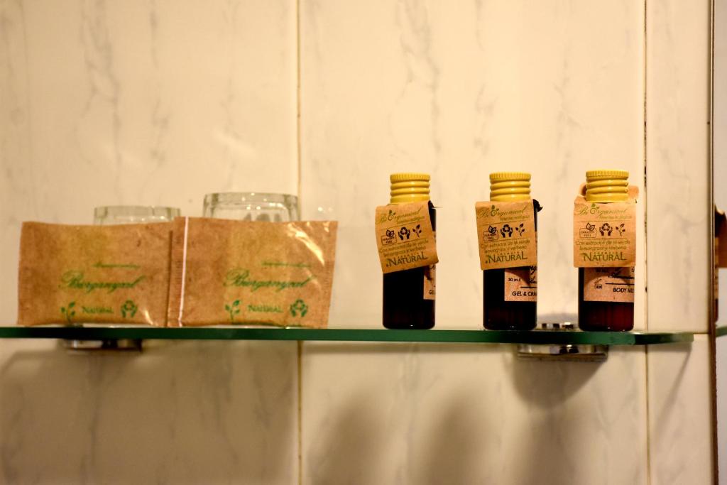 莱斯普莱西斯维尔提索尔旅馆的架子上四瓶酱油